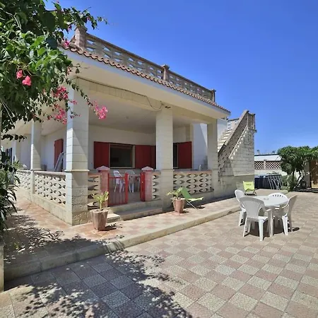 Giusy Con Piscina A 700 Metri Dalla Di Holiday home
