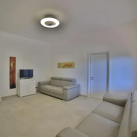 Giusy Con Piscina A 700 Metri Dalla Di Holiday home